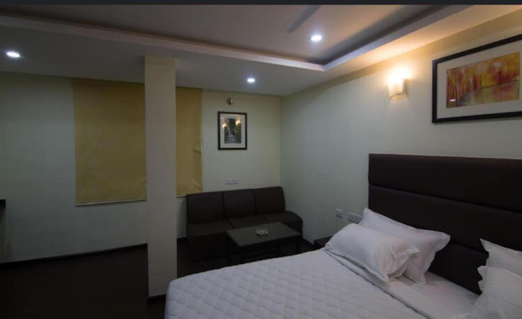 Ample Yard Hotel Madras Buitenkant foto