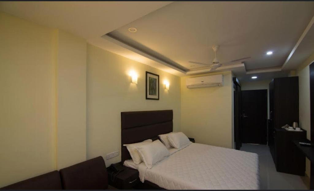 Ample Yard Hotel Madras Buitenkant foto