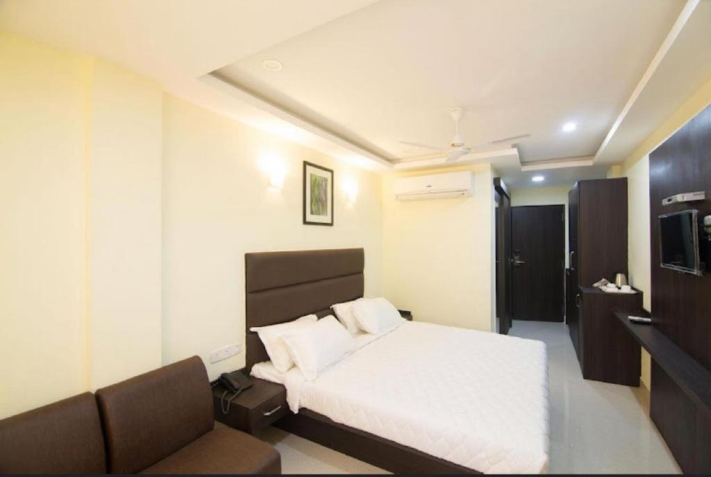 Ample Yard Hotel Madras Buitenkant foto