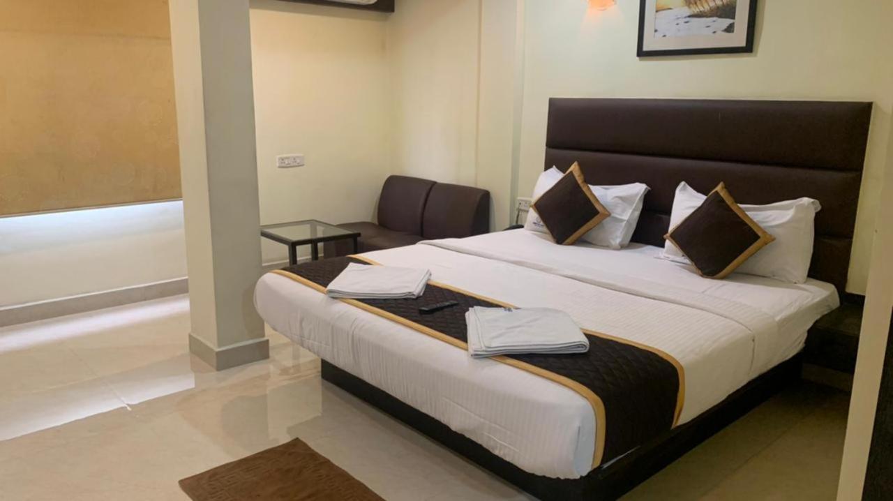 Ample Yard Hotel Madras Buitenkant foto