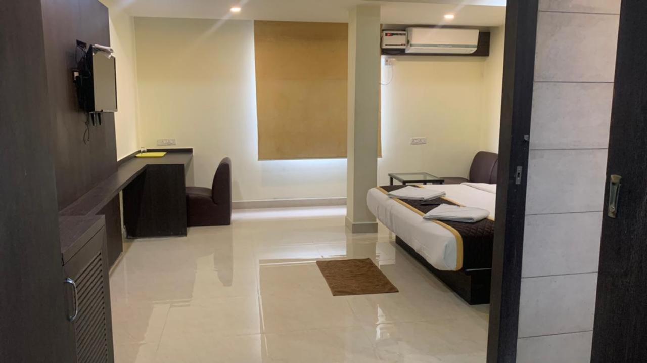 Ample Yard Hotel Madras Buitenkant foto