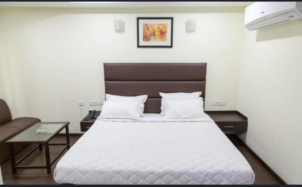 Ample Yard Hotel Madras Buitenkant foto