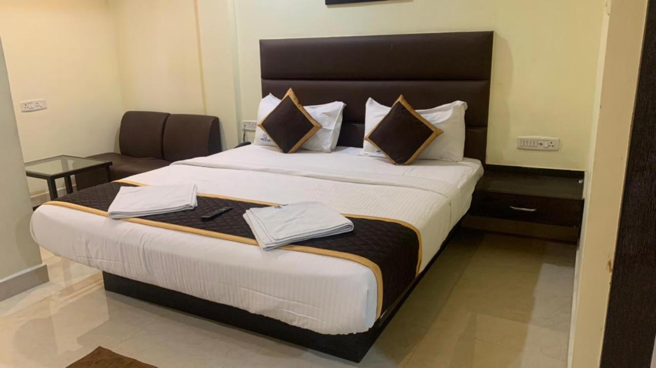 Ample Yard Hotel Madras Buitenkant foto